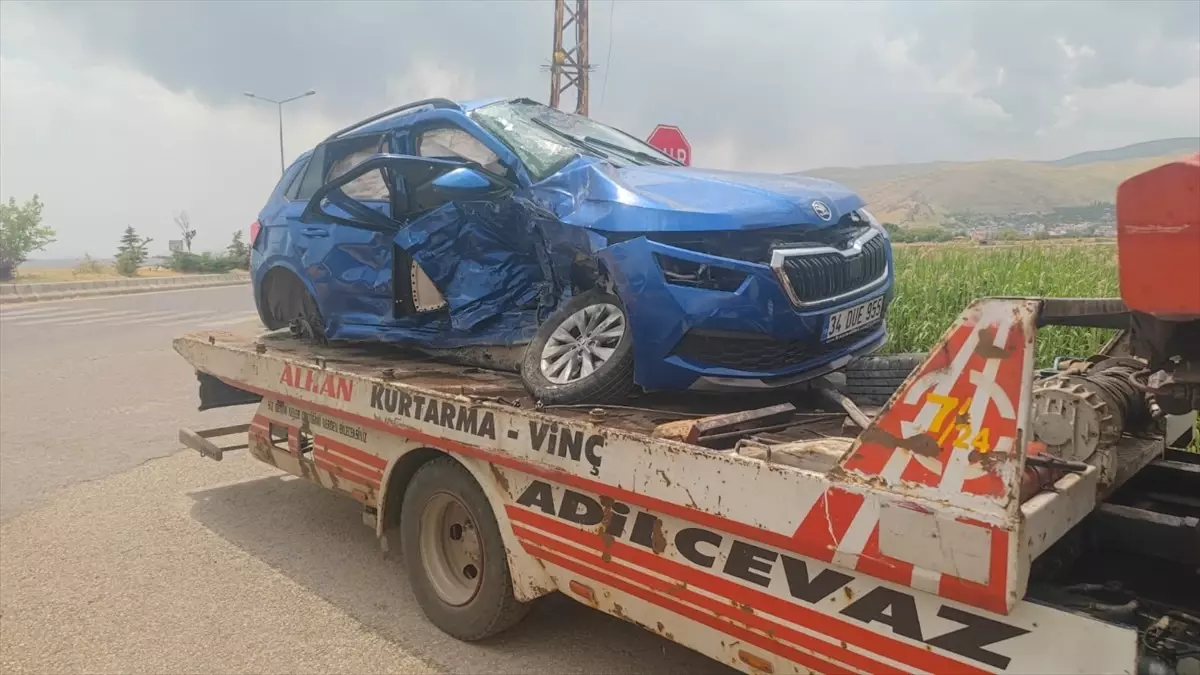 Bitlis\'te Trafik Kazası: 2 Ölü, 1 Yaralı