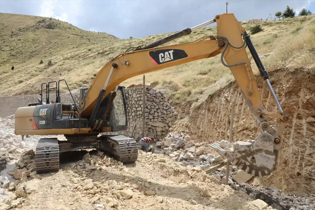 Bitlis’te Yol Güvenliği İçin Duvar Çalışmaları