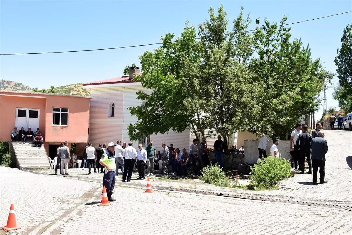 Bitlisli şehit sözleşmeli erler Yeşildemir ve Uyanık\'ın ailelerine şehadet haberi verildi