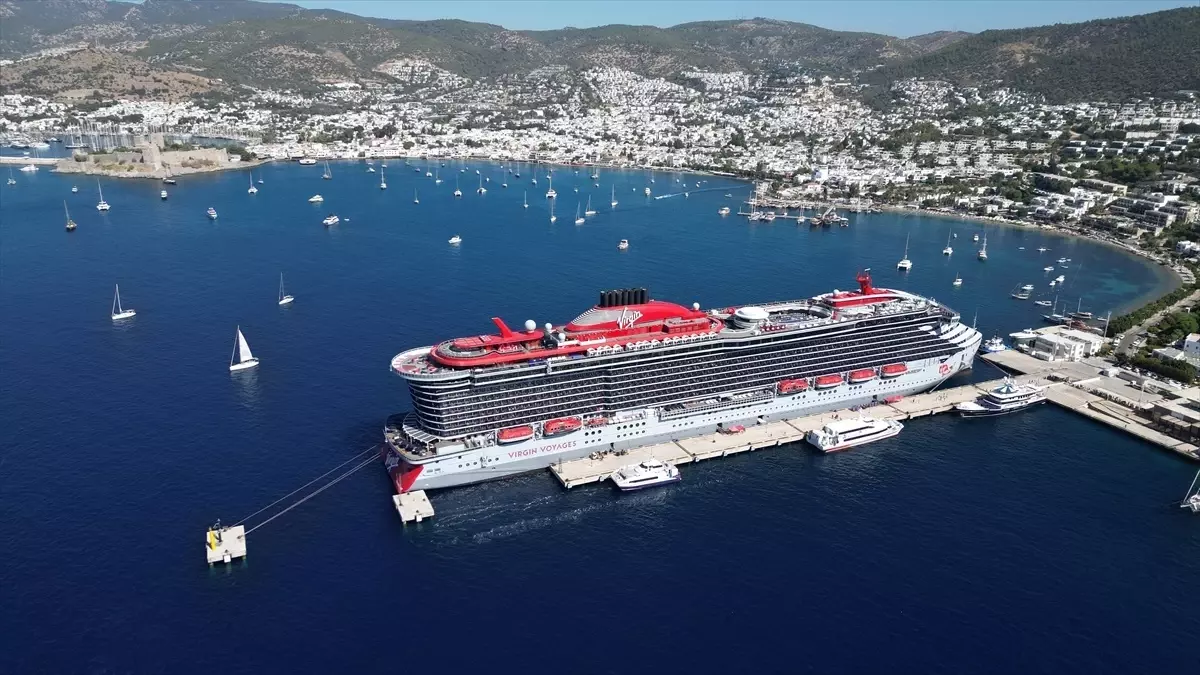 Dev gemi Bodrum\'a demir attı, yüzlerce turist sel oldu ilçeye aktı