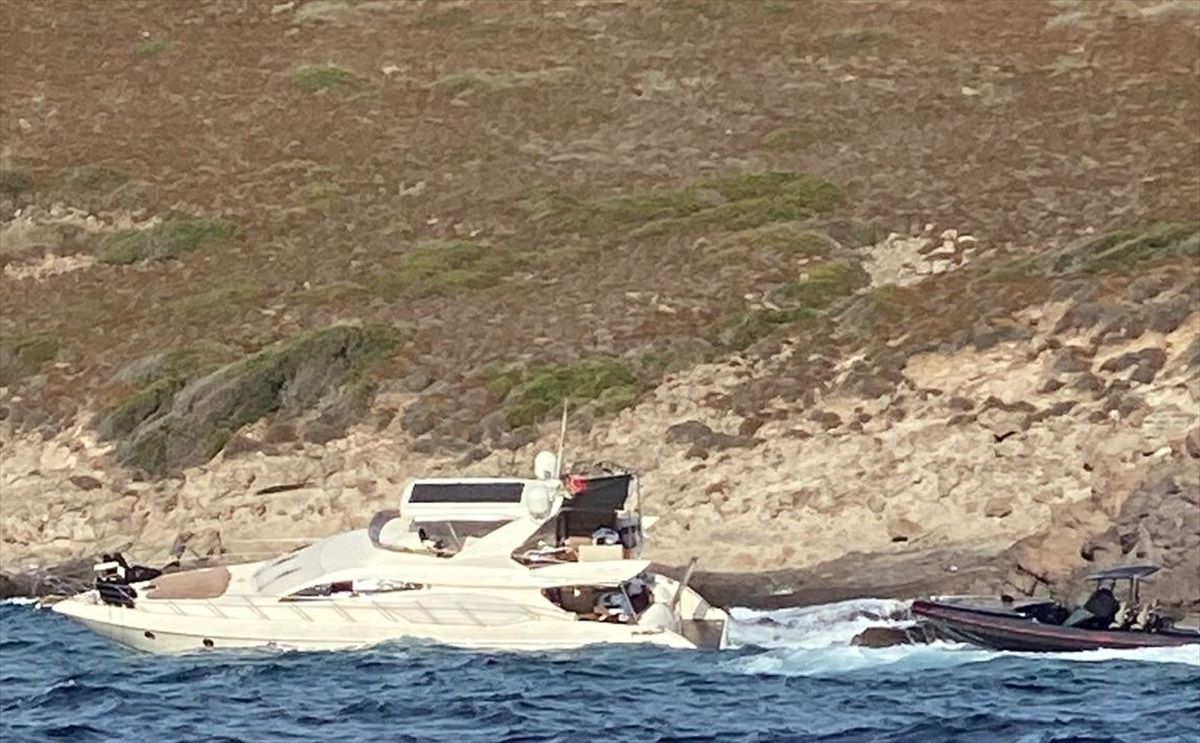 Bodrum\'da Arızalanan Motoryat Kayalıklara Çarptı