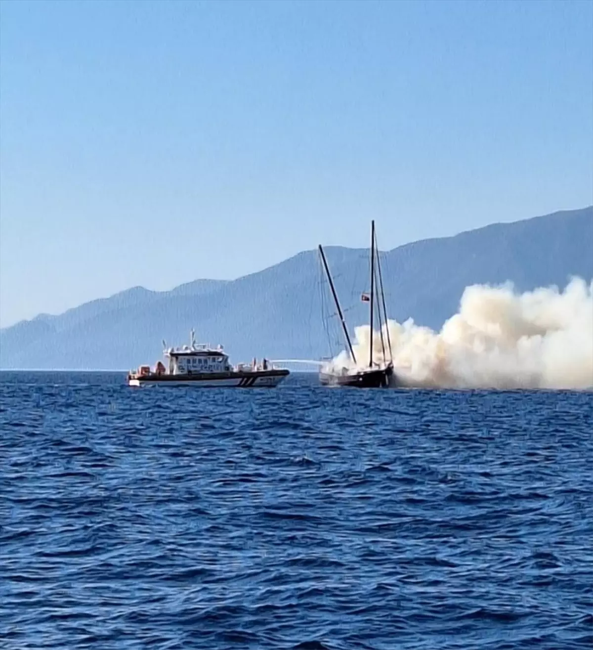 Bodrum\'da Yangın Çıkan Tekne Battı