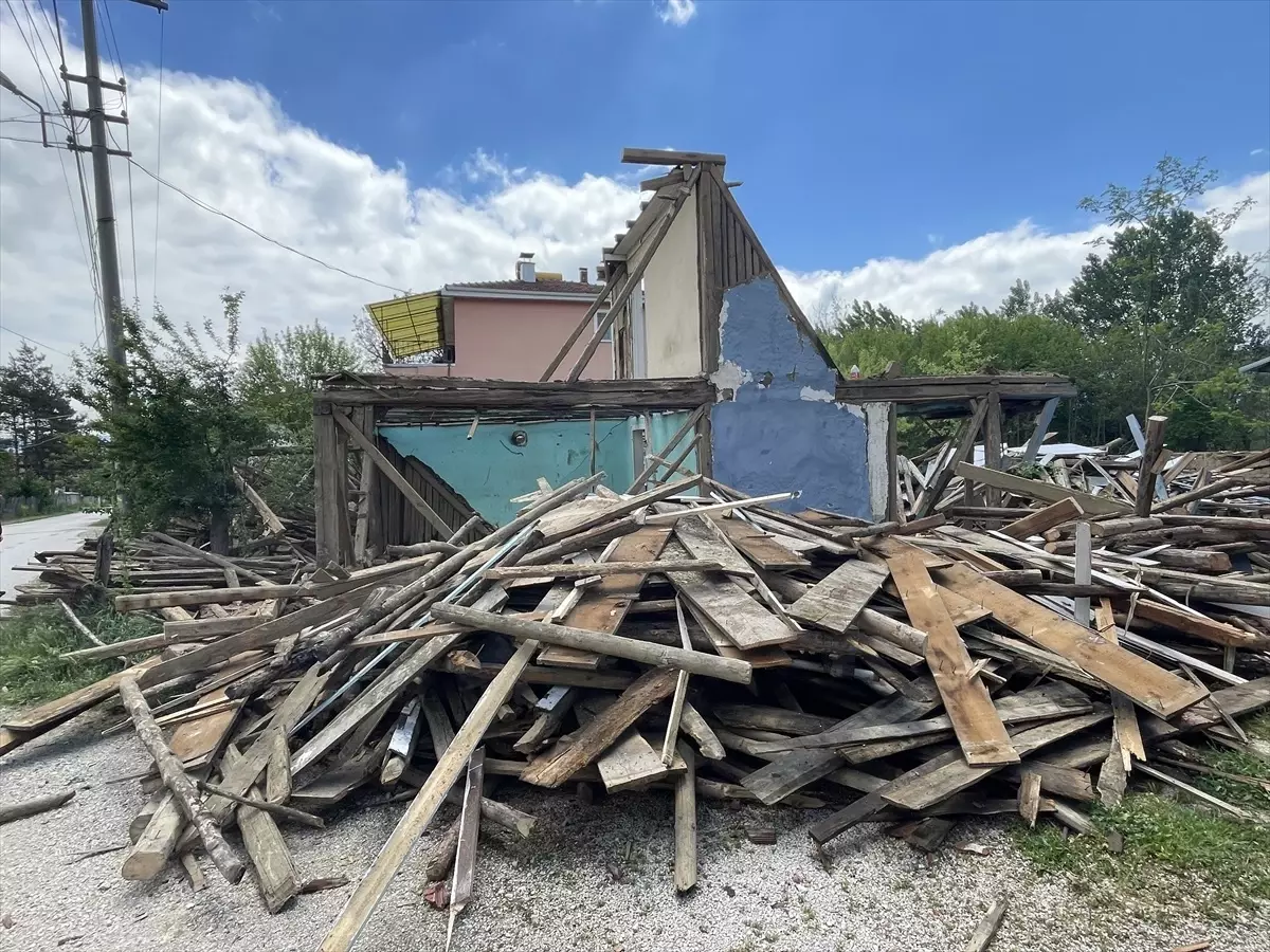 Bolu\'da Yıkımda İşçi Yaralandı