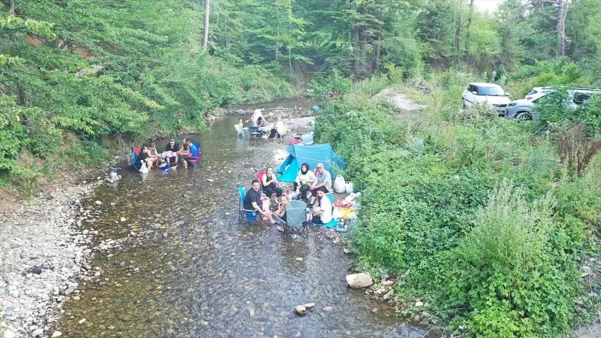 Bolu\'da Sıcak Havalar Abant Deresi\'ne Akın Ettirdi