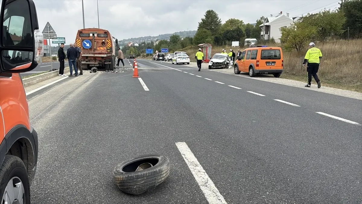 Bolu\'da Yol Süpürme Aracına Çarpan Sürücü Yaralandı