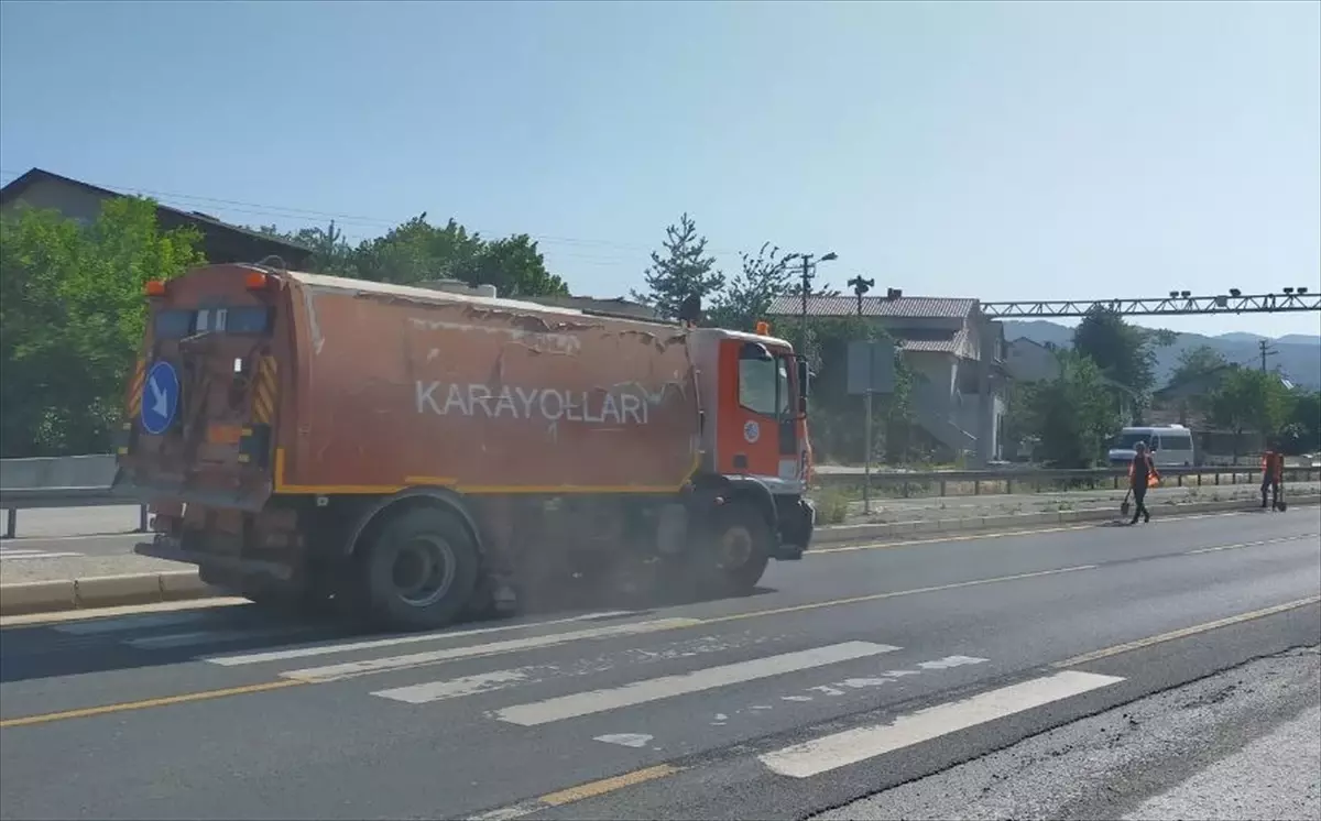 Bolu Dağı’nda Trafik Tabelası Temizliği