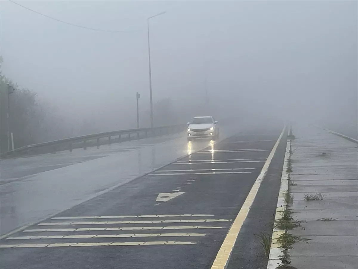Bolu Dağı\'nda Sağanak ve Sis: Görüş Mesafesi 30 Metre