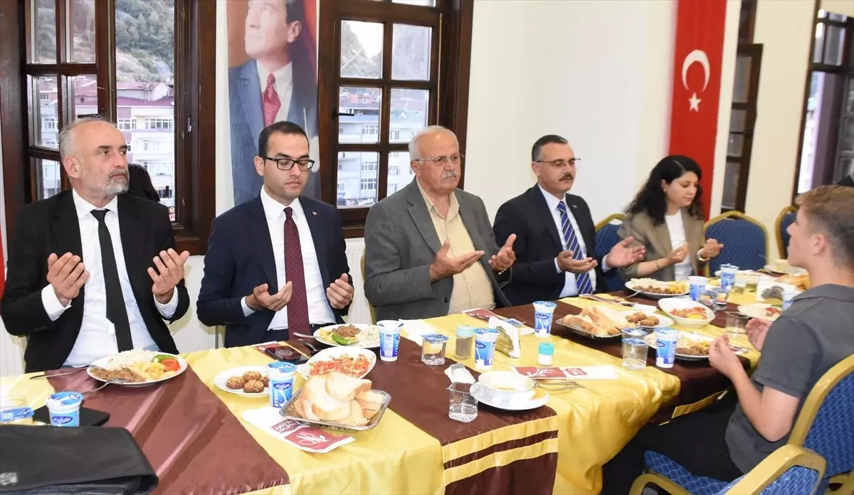 Boyabat\'ta şehit aileleri ile gaziler onuruna yemek düzenledi