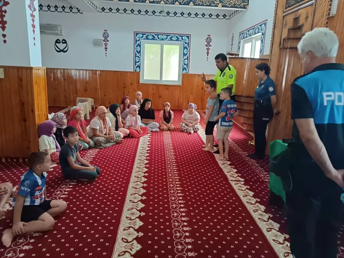 Bozyazı\'da polis ekipleri Kur\'an kursu öğrencilerine trafik kurallarını anlattı