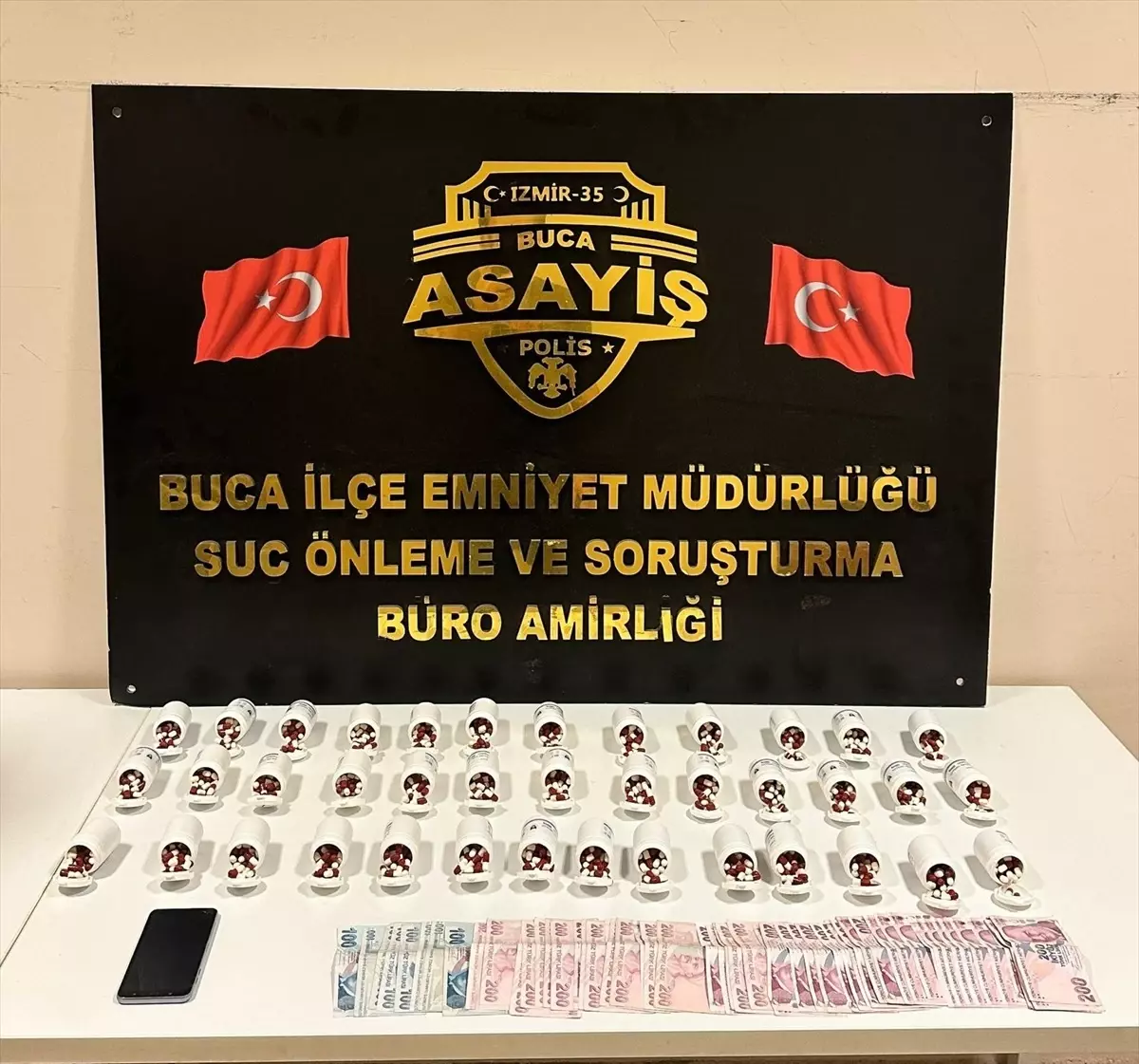 Buca\'da 2 Bin 246 Sentetik Ecza Hapı Ele Geçirildi