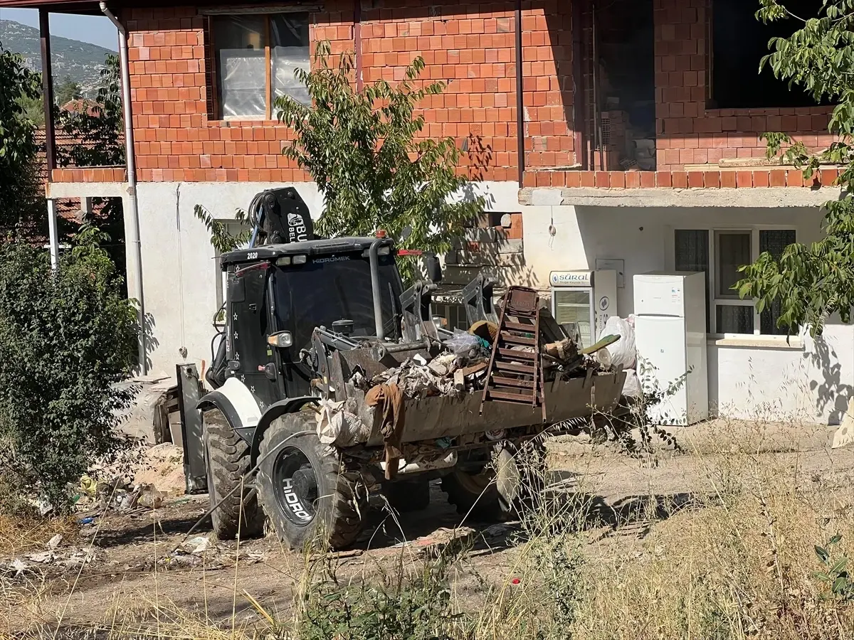 Bucak\'ta Kötü Kokuya Sebep Olan 20 Kamyon Çöp Çıkarıldı