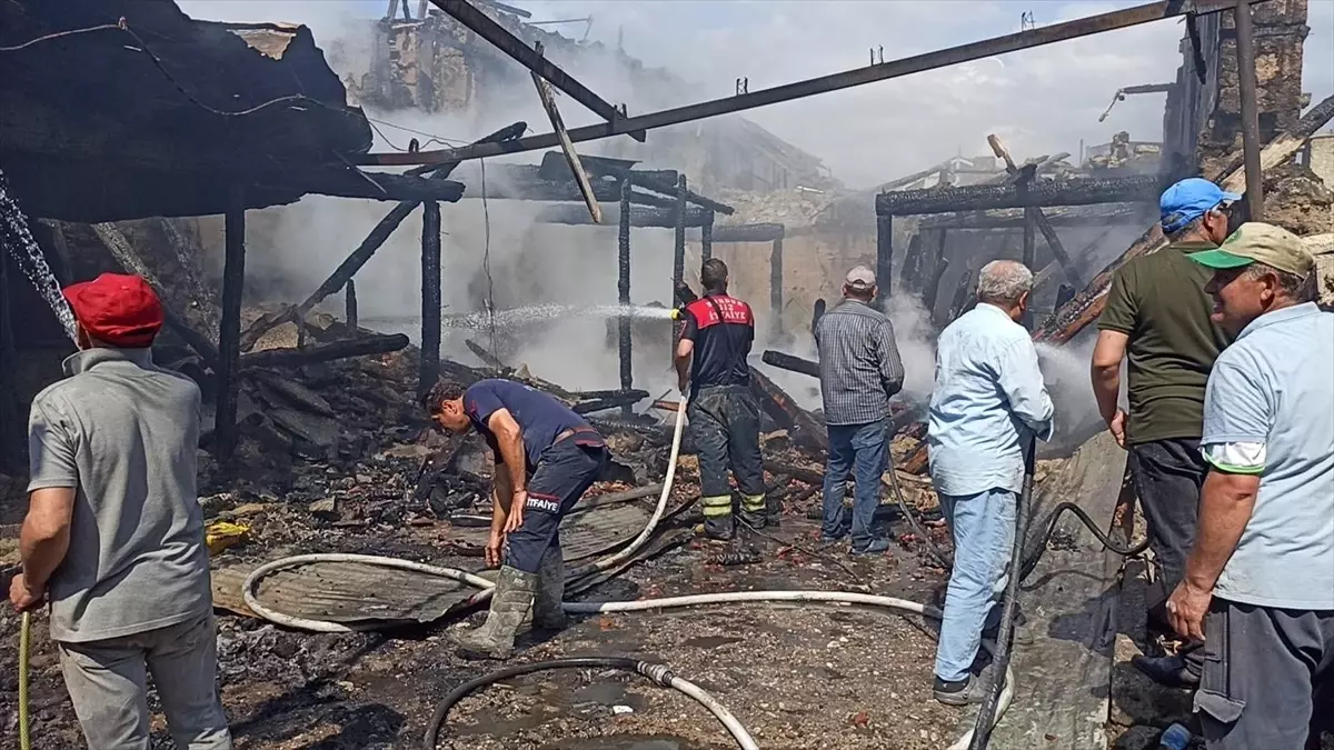 Burdur\'da Yangın, 2 Ev Kullanılamaz Hale Geldi