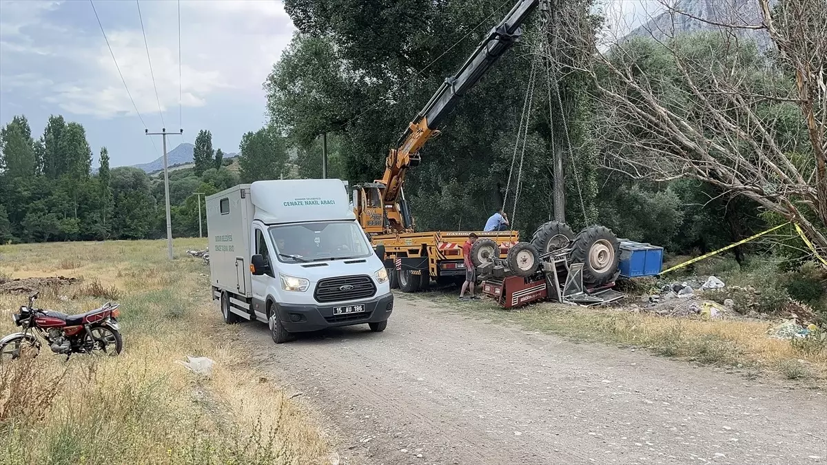 Burdur\'da Traktör Devrildi: Sürücü Hayatını Kaybetti