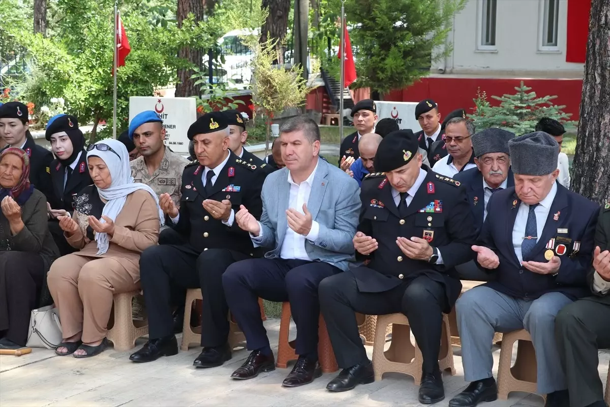 Burdur\'da jandarmadan şehitlik ziyareti