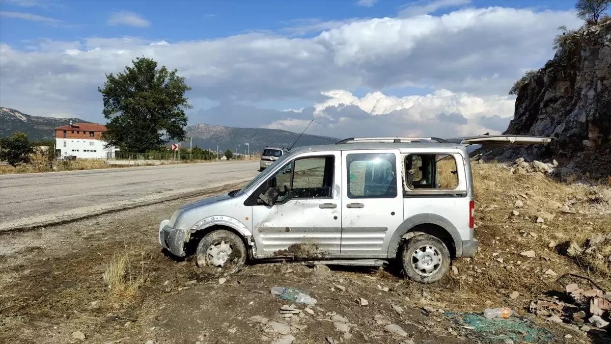 Bucak\'ta Hafif Ticari Araç Şarampole Devrildi