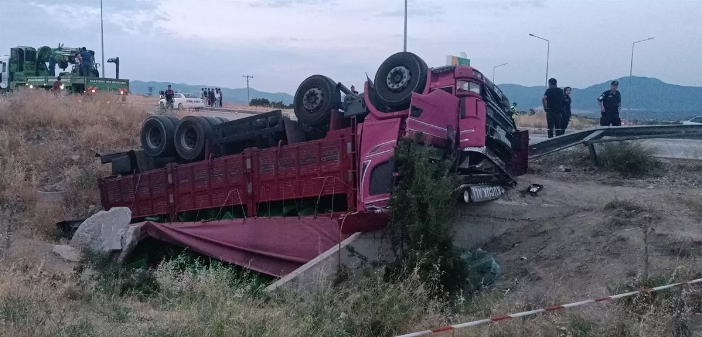 Gölhisar\'da Kamyonet Devrildi, Sürücü Hayatını Kaybetti