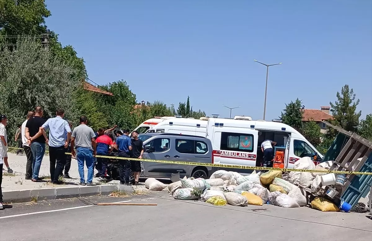 Burdur\'da Traktörle Araç Çarpıştı: 7 Yaralı
