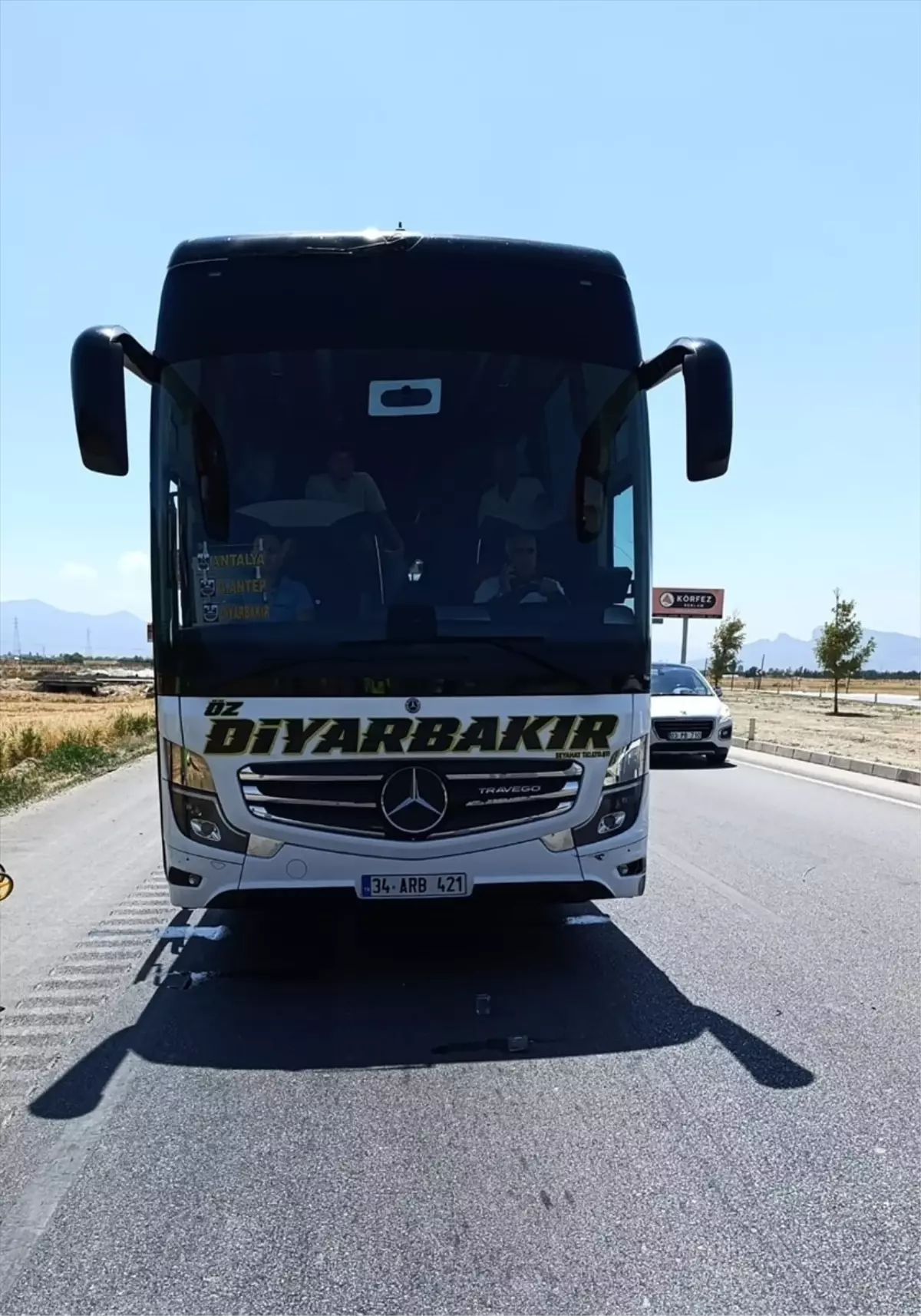 Bucak\'ta Otobüs ve Otomobil Çarpıştı: 3 Yaralı