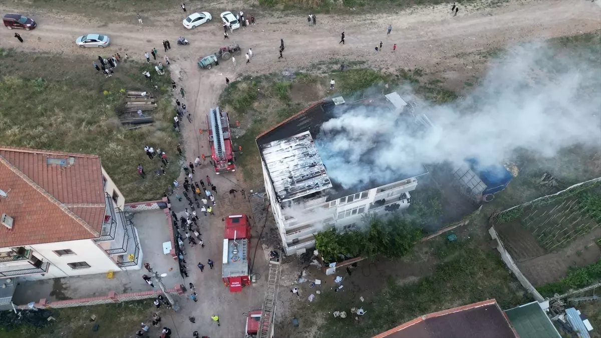 İnegöl\'de Çatı Yangınına Müdahale