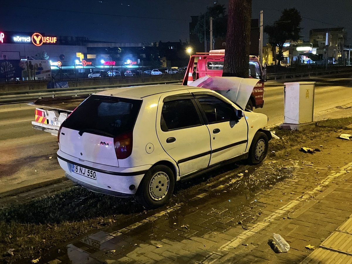 Bursa\'da Ağaçta Otomobil Kazası