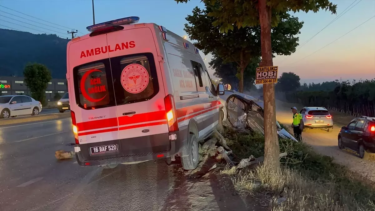 Bursa\'da Ambulansla Çarpışan Sürücü Yaralandı