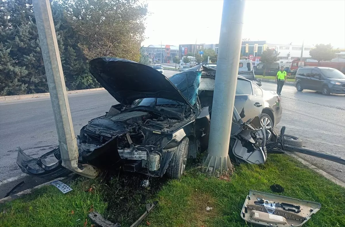 İnegöl\'de Direğe Çarpan Araçta Sürücü Yaralandı