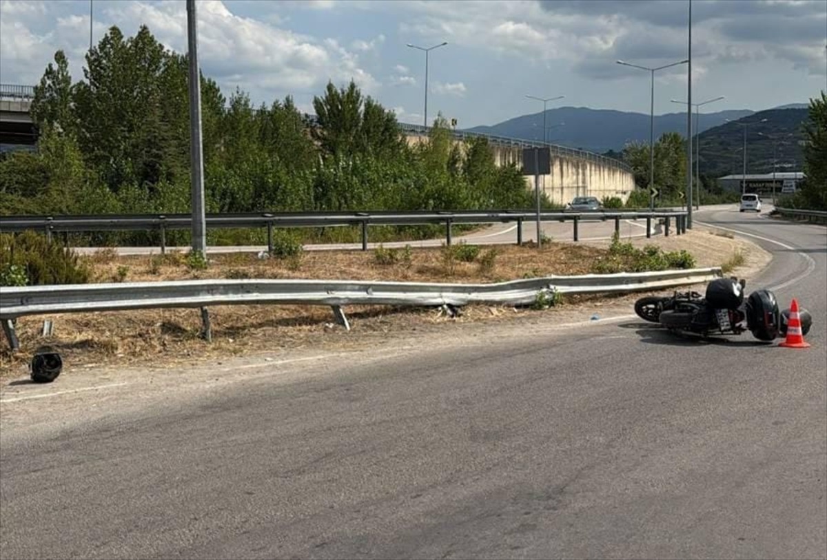 İnegöl\'de Motosiklet Kazası: 1 Ölü, 1 Yaralı