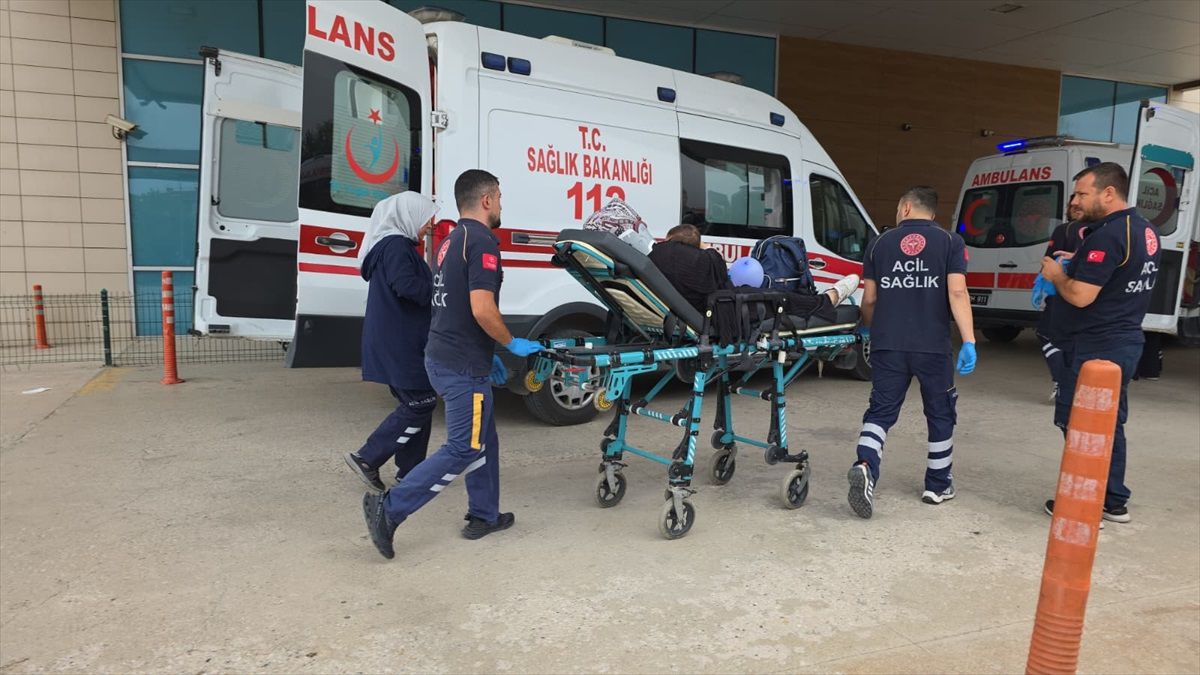 İnegöl\'de Direğe Çarpan Otomobilde 4 Yaralı