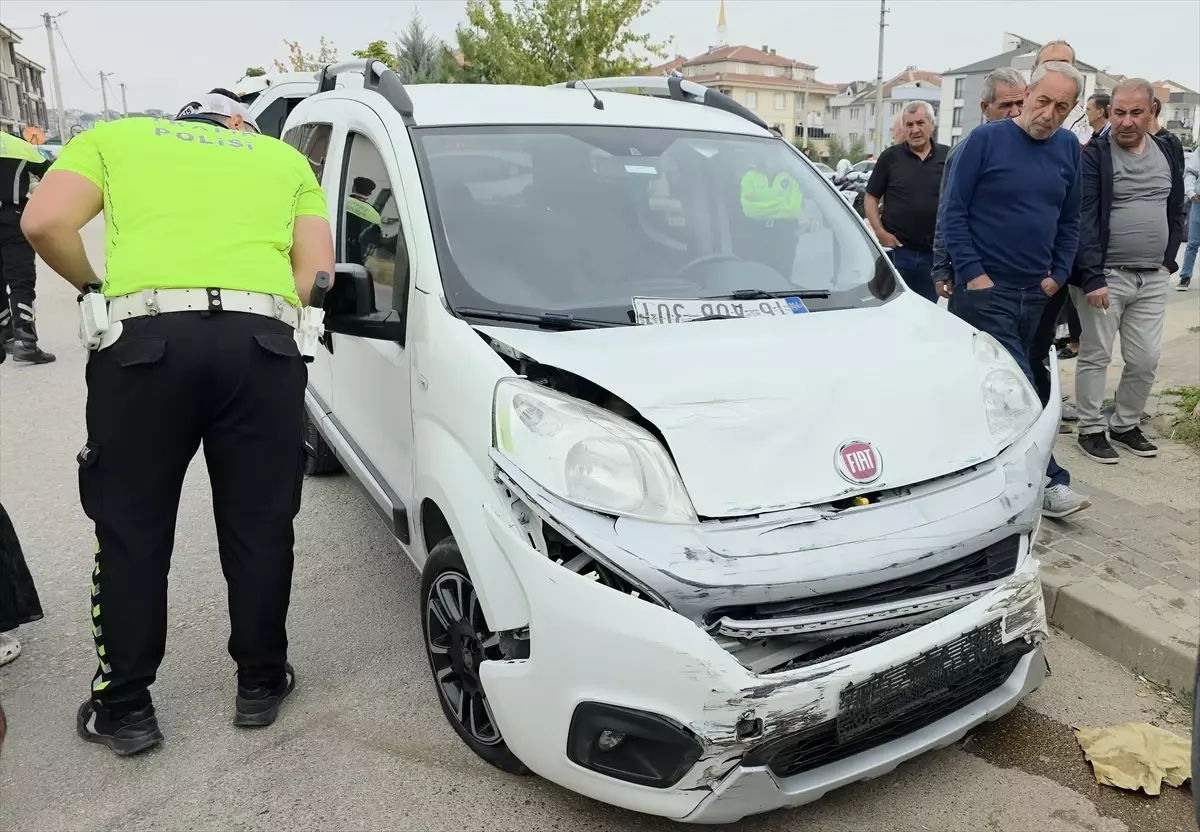İnegöl\'de Trafik Kazası: 3 Yaralı