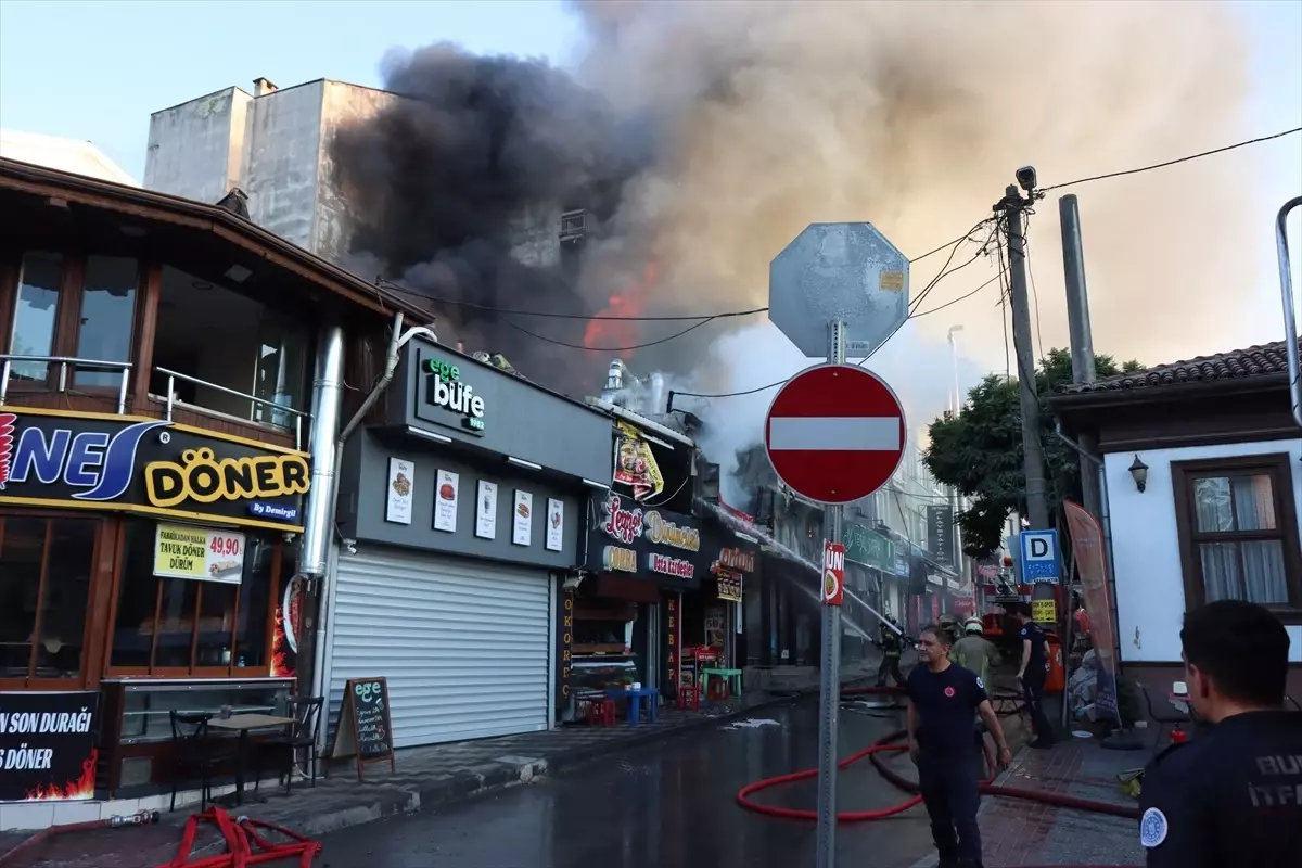 Bursa\'da Lokantada Yangın: 4 İş Yeri Etkilendi
