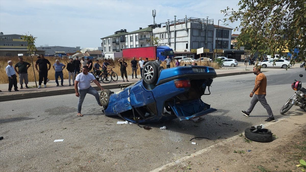 İnegöl\'de Otomobil Devrildi, İki Kişi Yaralandı