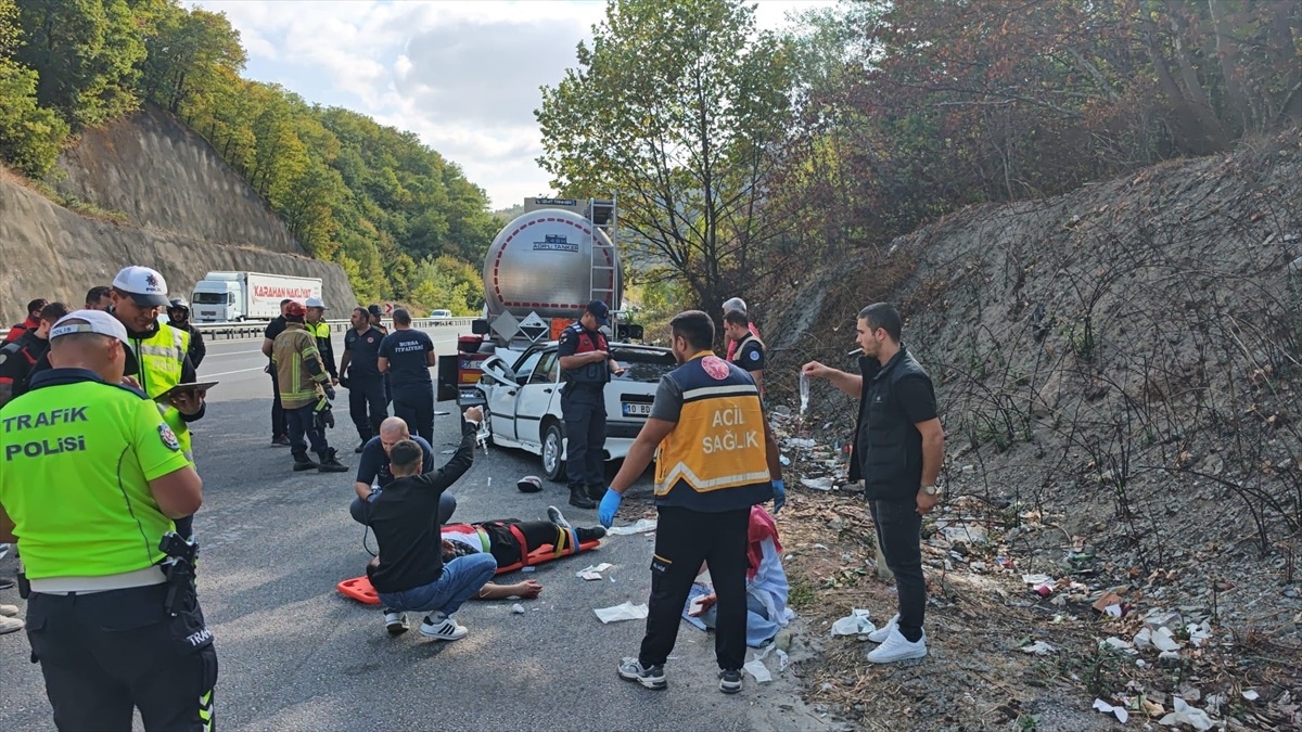 Bursa\'da Tankere Çarpan Araçta 5 Yaralı