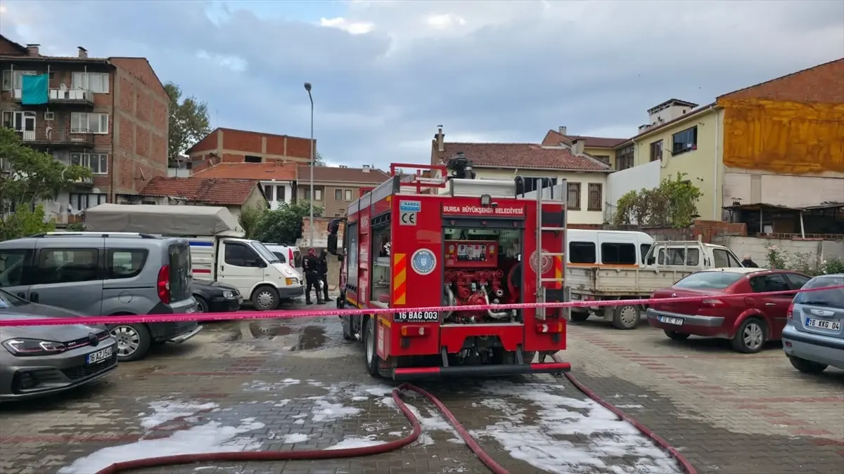 İnegöl\'de Otomobil Yangını: 3 Araç Hasar Gördü