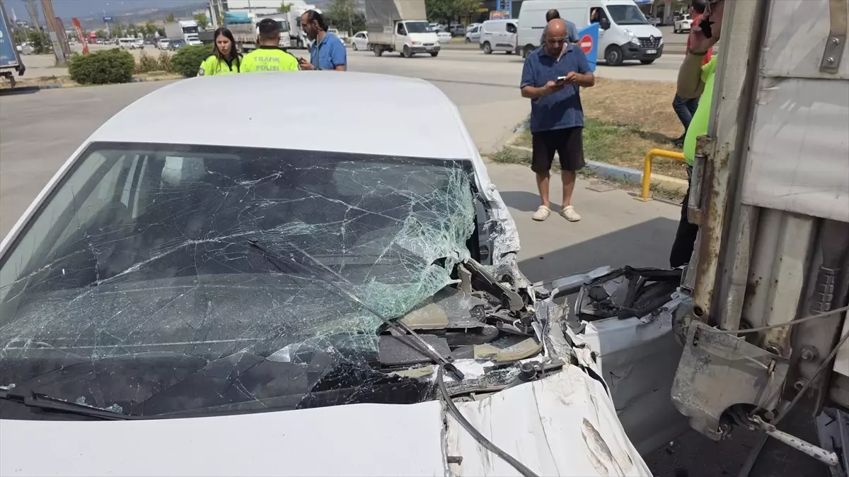 İnegöl\'de Tıra Çarpan Sürücü Ağır Yaralandı