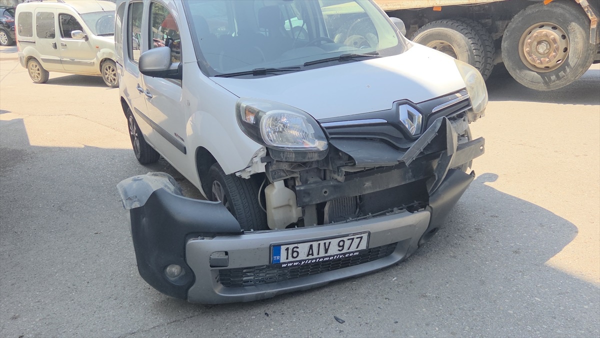 Bursa\'da Kontrolden Ayrılan Araç 4 Araca Çarptı