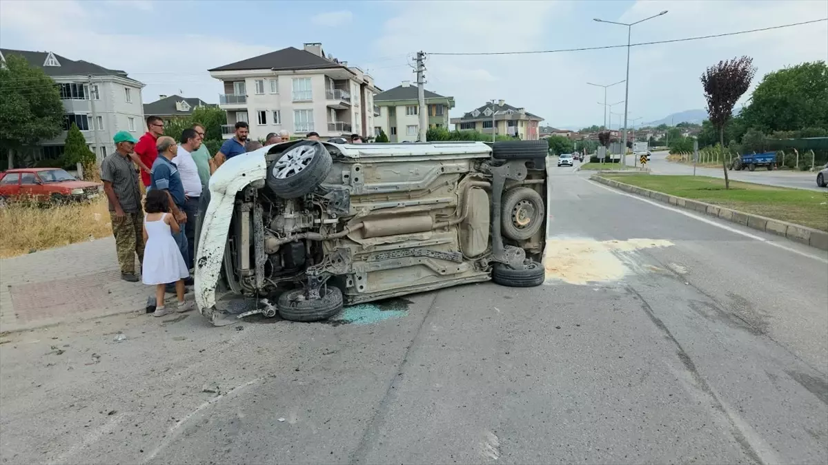İnegöl\'de Takla Atan Araçta Yaralı