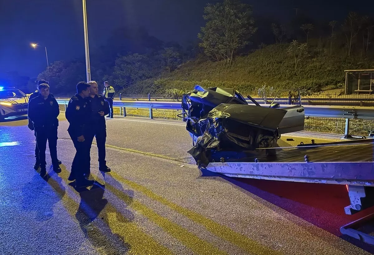 TIR\'a arkadan çarpan otomobil hurdaya döndü