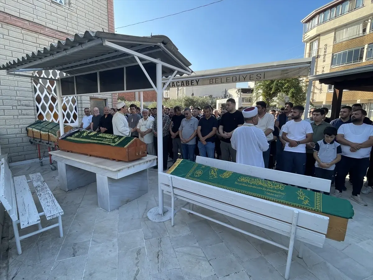 Karacabey\'de Yangında 3 Kişinin Cenazesi Defnedildi