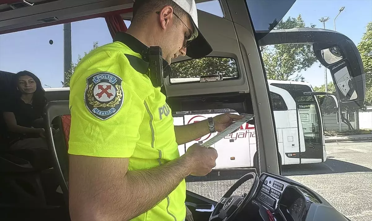 İstanbul\'da Otobüs Denetimleri Sürüyor