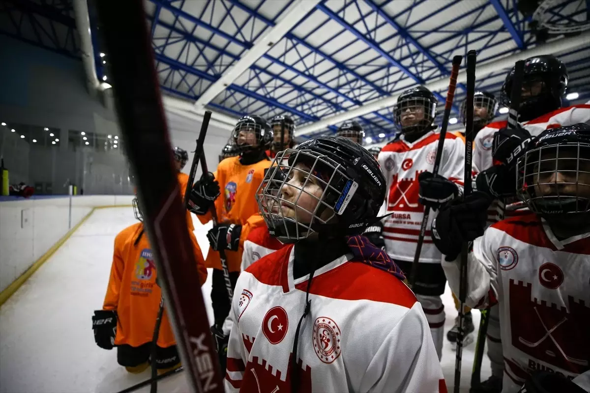 Yıldız B Buz Hokeyi Takımı Şampiyonada Zirve Hedefli