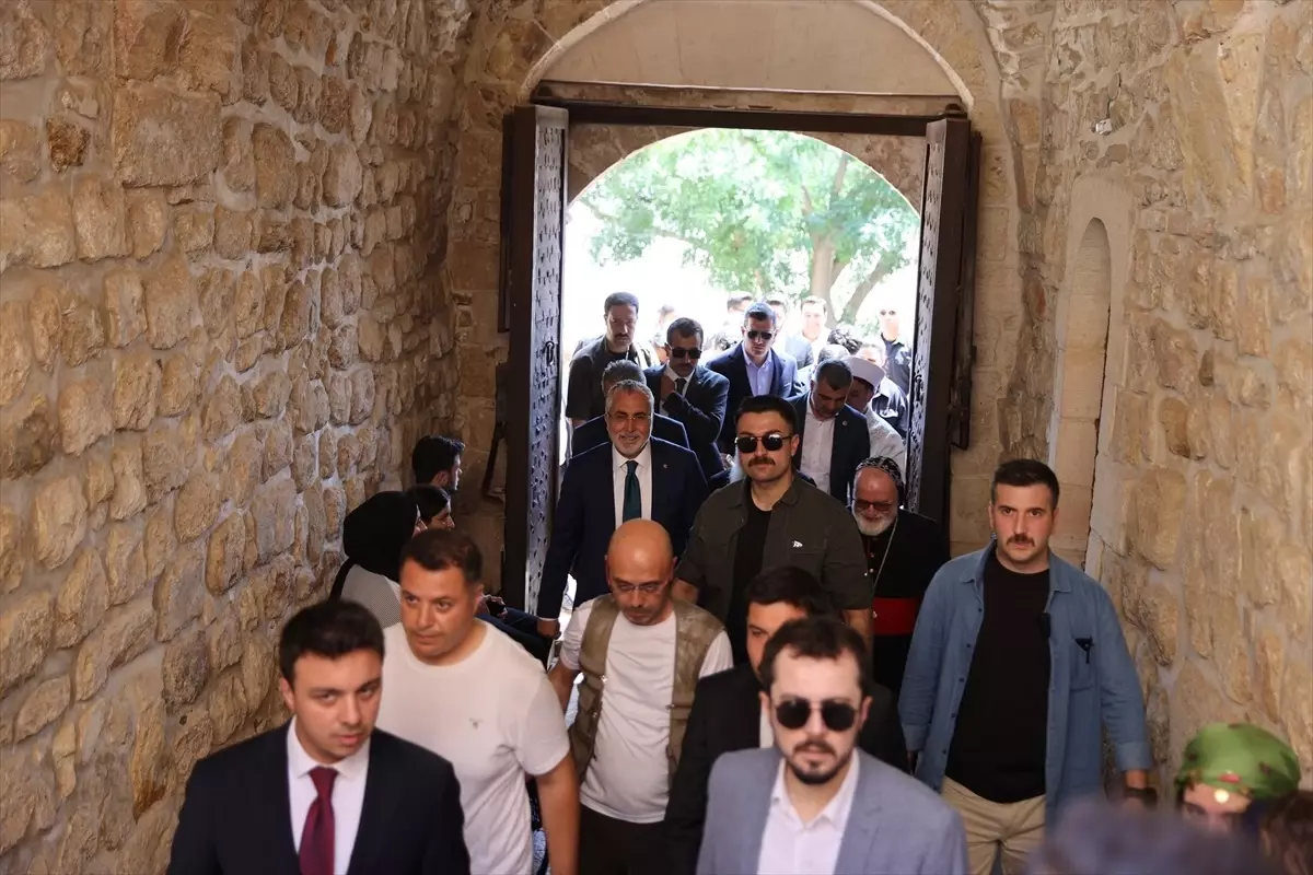 Bakan Işıkhan Mardin\'de Manastırı Ziyaret Etti
