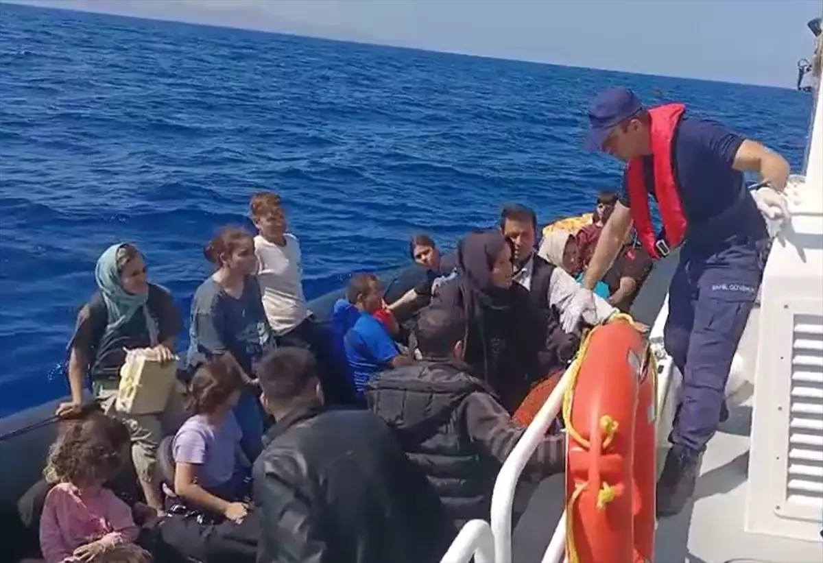 Çanakkale\'de 32 Düzensiz Göçmen Kurtarıldı