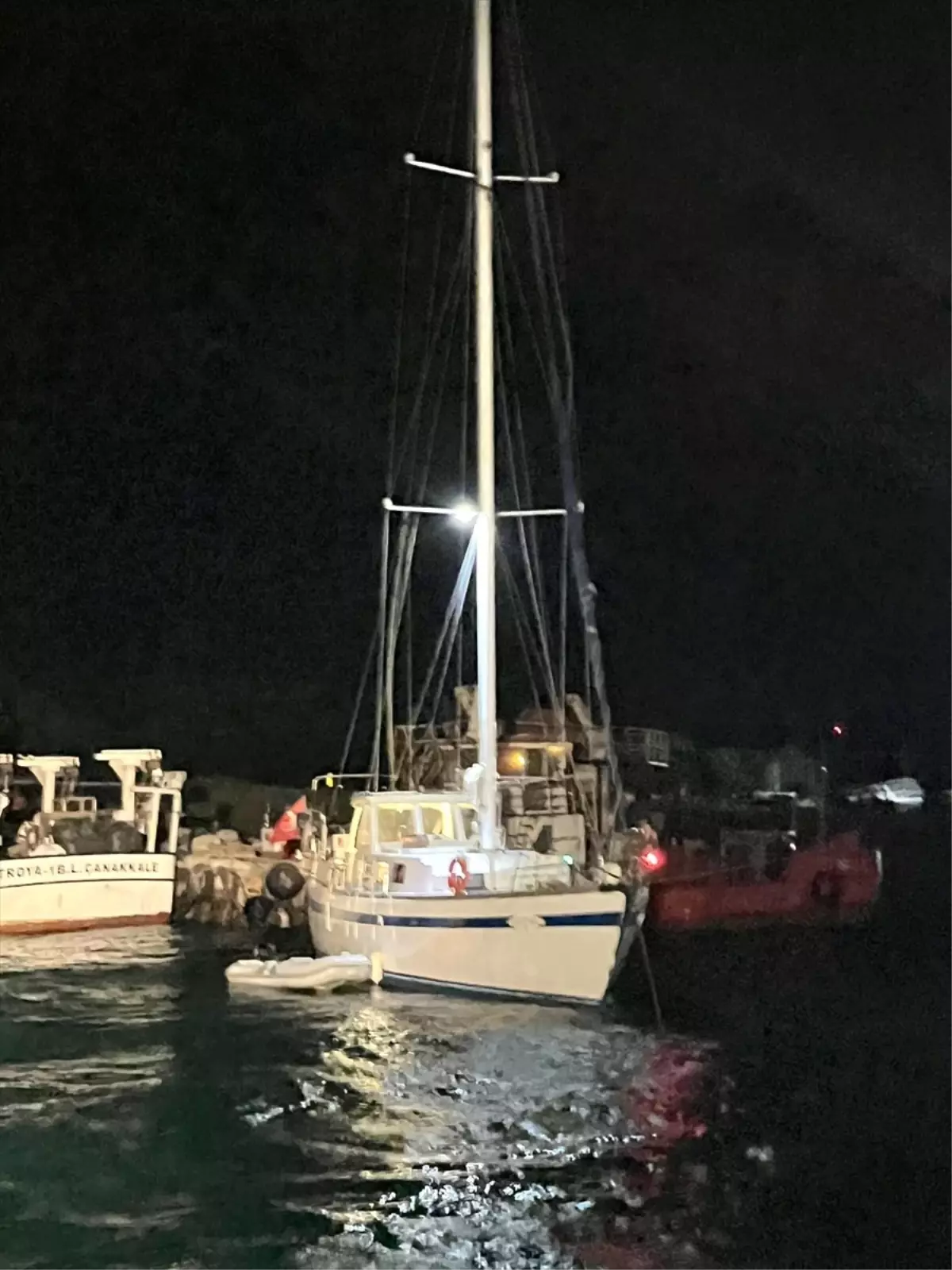 Çanakkale\'de Sürüklenen Tekne Kurtarıldı
