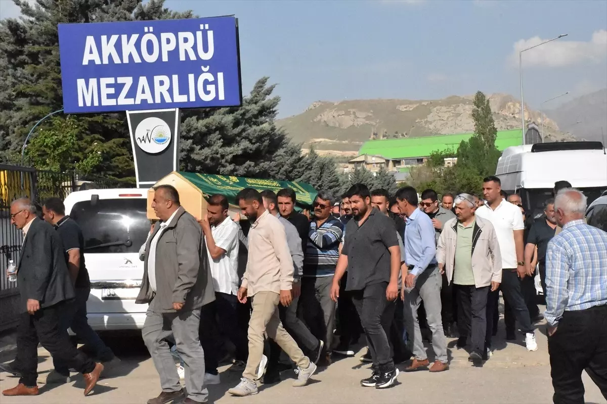 Kaybolan Müdür Yardımcısının Cenazesi Van\'da Toprağa Verildi