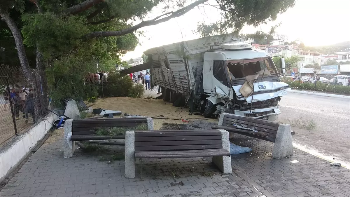 Çanakkale\'de Freni Boşalan Kamyon Kazası