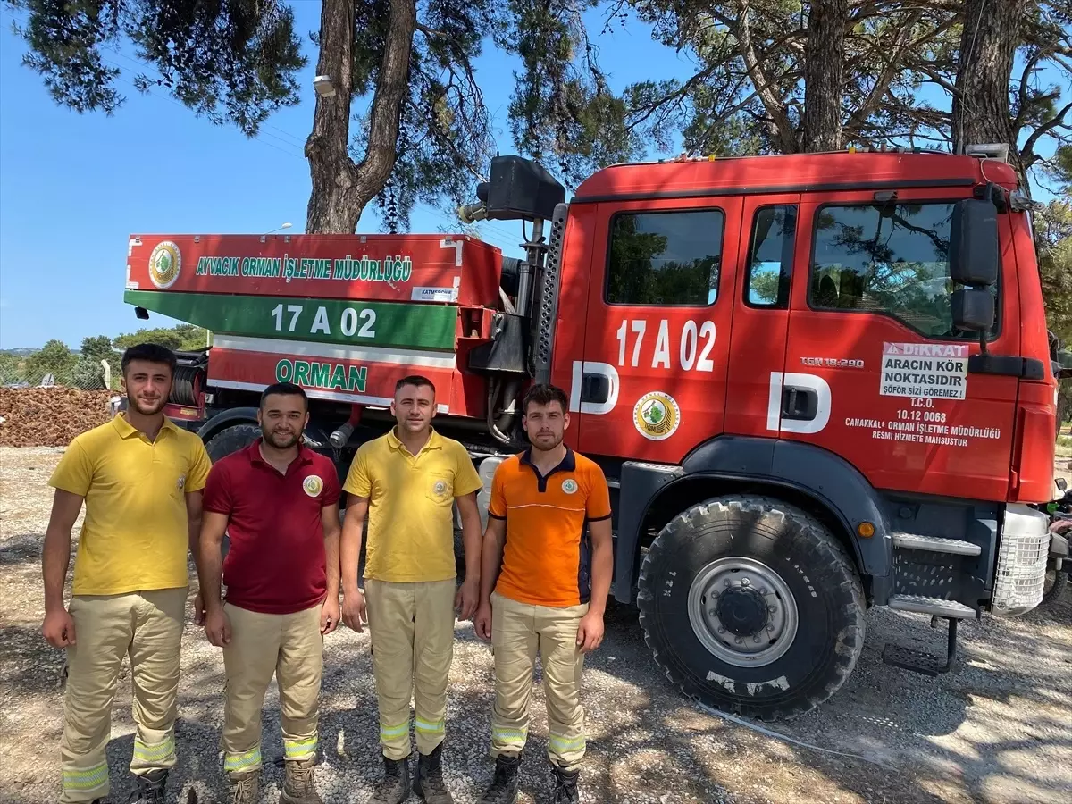Kertenkeleye Su Veren Orman İşçisi