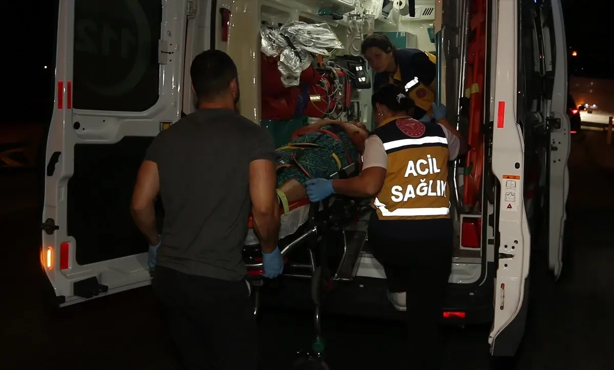 Çanakkale\'de Taksi-Otomobil Çarpıştı: 8 Yaralı