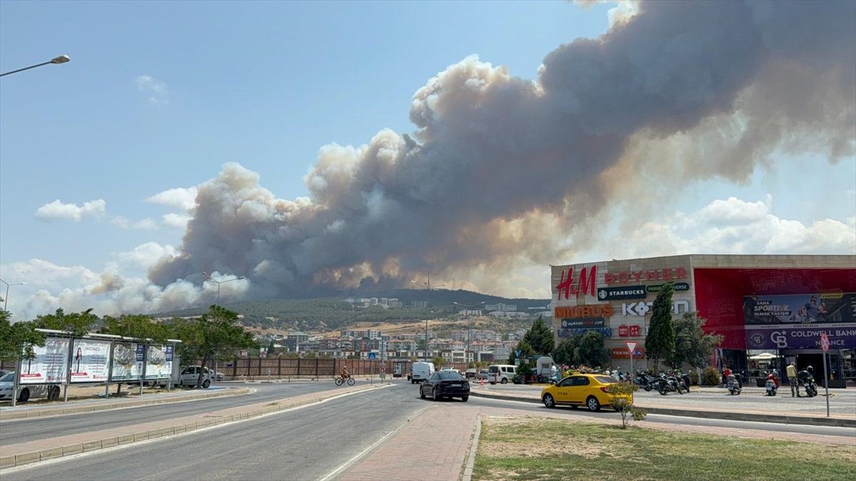 Çanakkale\'de Yangınla Mücadele Devam Ediyor