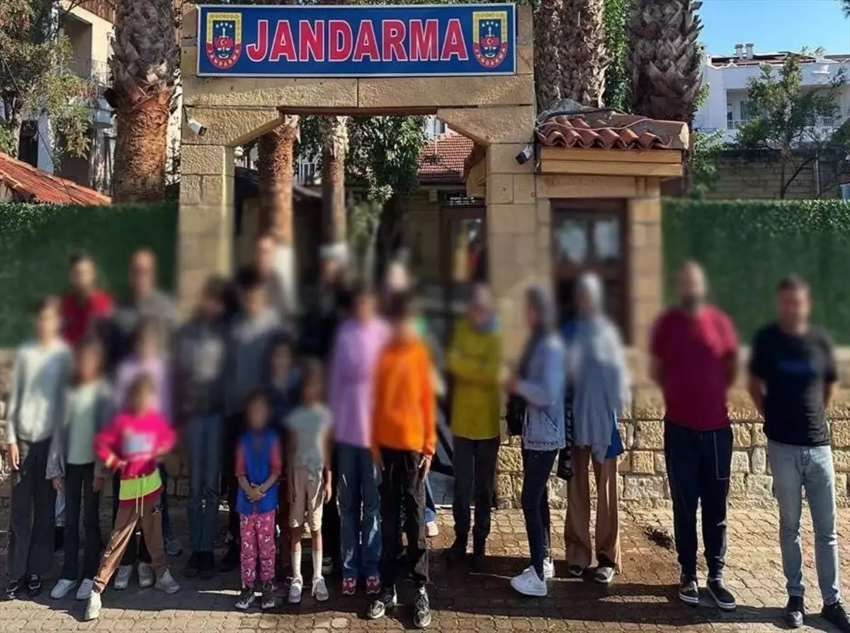 Çanakkale\'de İnsan Kaçakçılığı Operasyonu: 14 Şüpheli Yakalandı