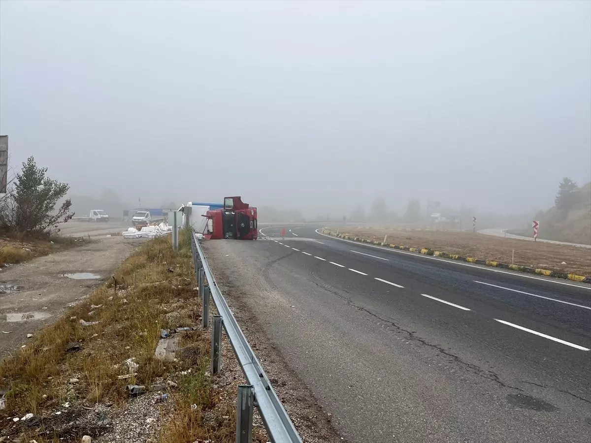 Çerkeş\'te Tır Devrildi, Sürücü Yaralandı